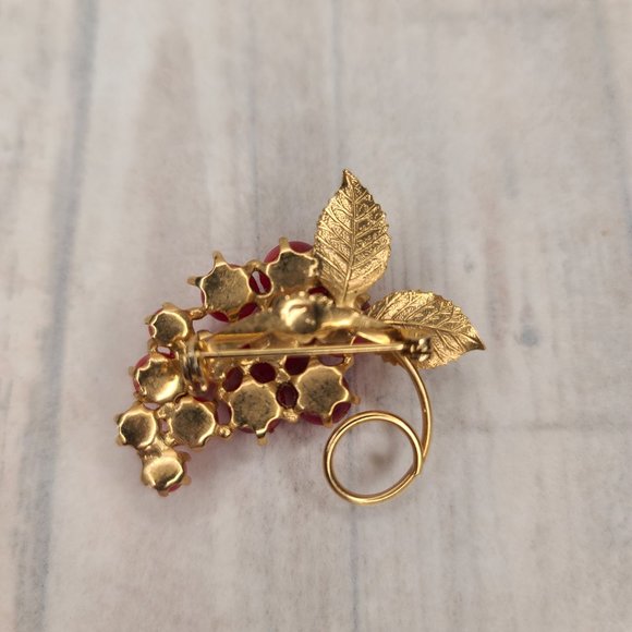 Moonglow Lucite Light Red Grape Bunch Brooch Pin. Vintage Pinup Retro - Picture 4 of 5